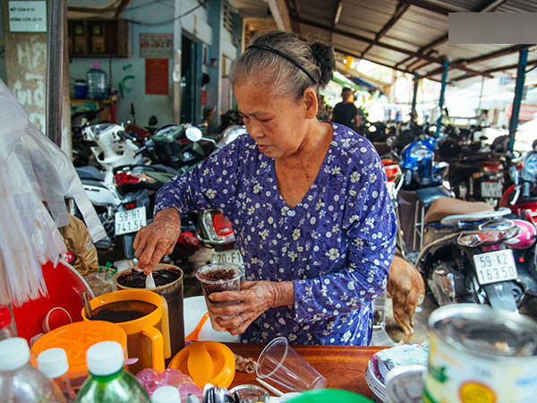Chuyện chưa kể về bà Tám bán 'ca cao bánh mỳ' độc nhất ở Sài Gòn: 30 năm nuôi chồng mù và 3 con thơ
