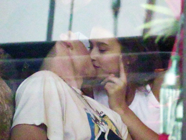 Con trai Victoria Beckham hôn người mẫu Playboy