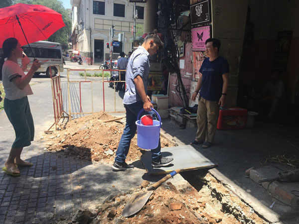 Dân Sài Gòn khổ sở vì cúp nước đột ngột cả ngày