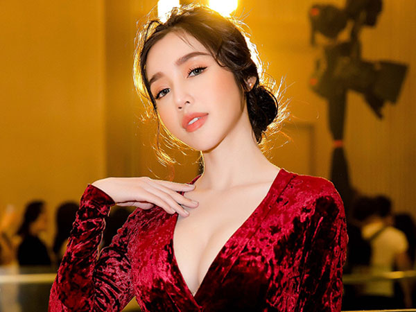 Elly Trần 'chán sexy' nhưng vẫn cố ý khoe vòng 1