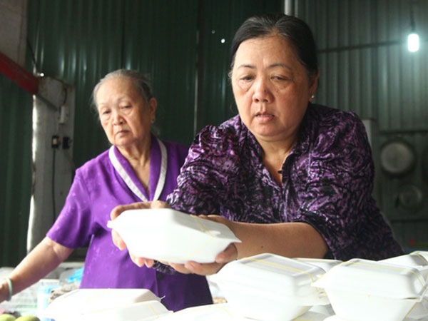 Gia đình có 3 người tử vong trong vụ cháy Carina nấu 24.500 suất cơm từ thiện trong 49 ngày