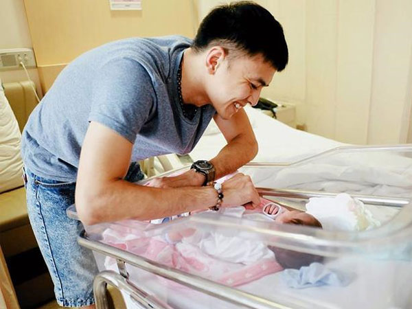 Hình ảnh đầu tiên về con gái đầu lòng của Tú Vi - Văn Anh