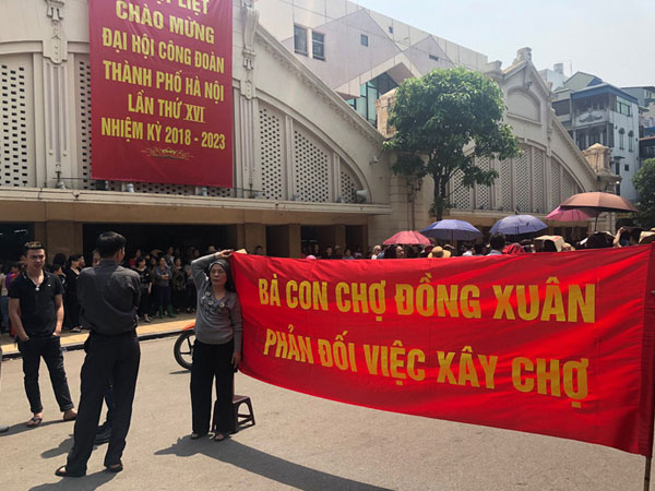 Lo chợ Đồng Xuân bị đập bỏ, hàng trăm tiểu thương tụ tập phản đối