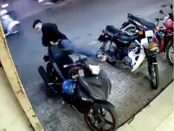 Video: Kẻ gian 'tung cước' phá khóa cổ Exciter trong chớp mắt