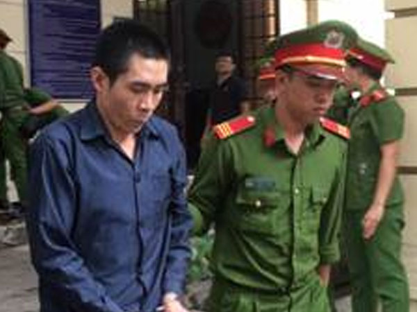 Dụ em ra sông bắt cá, cha dượng hiếp dâm người chị ở nhà