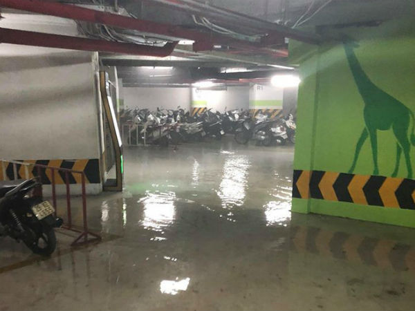 Hà Nội: Hệ thống đường ống nước gặp sự cố, hầm gửi xe chung cư Royal City lênh láng nước