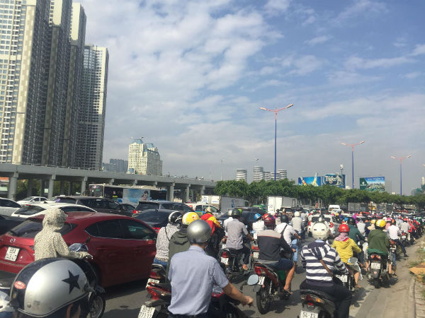 Hàng trăm người đứng xem xác chết nam thanh niên 24 tuổi, giao thông kẹt cứng trên cầu Sài Gòn