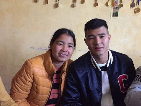 Nhận thưởng 1,5 tỷ đồng, tiền đạo Hà Đức Chinh xây nhà cho mẹ