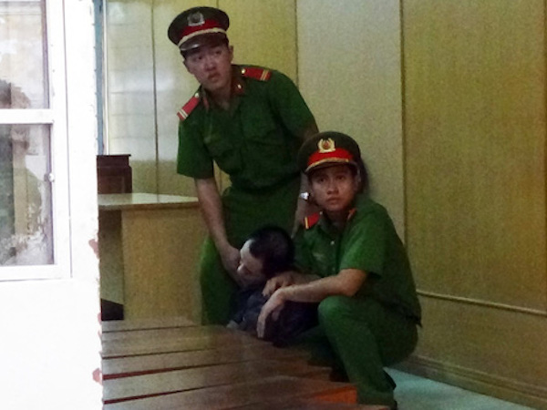 Tướng cướp ngất xỉu khi nghe tuyên án tử hình