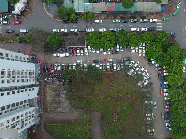 'Xế hộp' bủa vây khu tái định cư phía tây Hà Nội