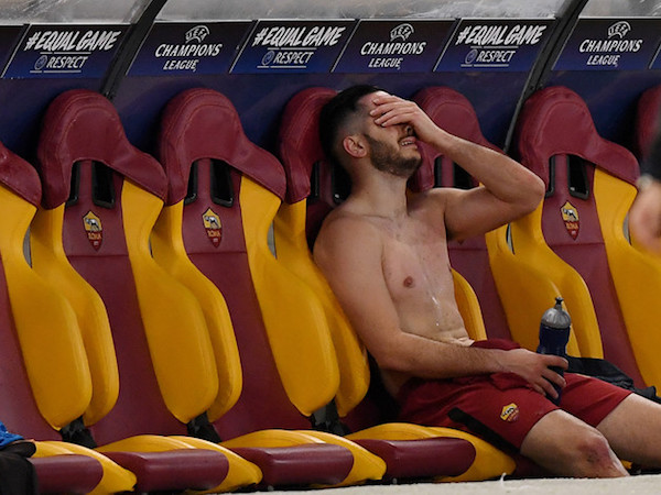 Cầu thủ Roma ôm mặt khóc sau màn ngược dòng lịch sử