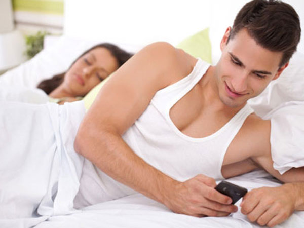 Chồng thề không cặp bồ dù vẫn nhắn tin và hẹn hò với người khác