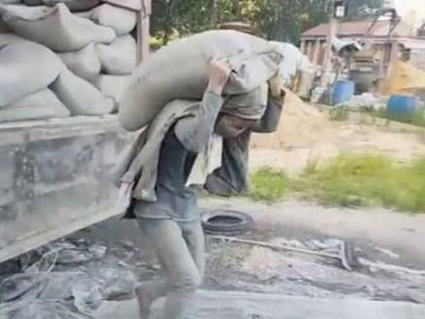 Cô gái 27 tuổi mỗi ngày vác 20 tấn xi măng và câu chuyện cay đắng đằng sau khiến ai cũng mủi lòng