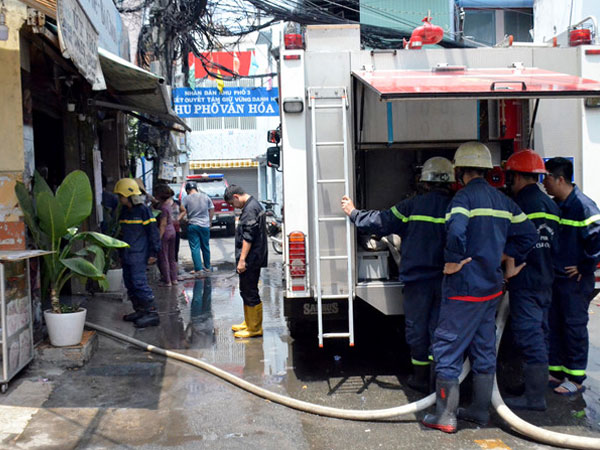 Cứu cụ ông 70 tuổi mắc kẹt trong đám cháy lớn ở Sài Gòn
