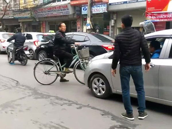 Hà Nội: Người đàn ông đi xe đạp bỗng dưng chặn đầu hàng loạt xe ô tô gây ùn tắc nghiêm trọng