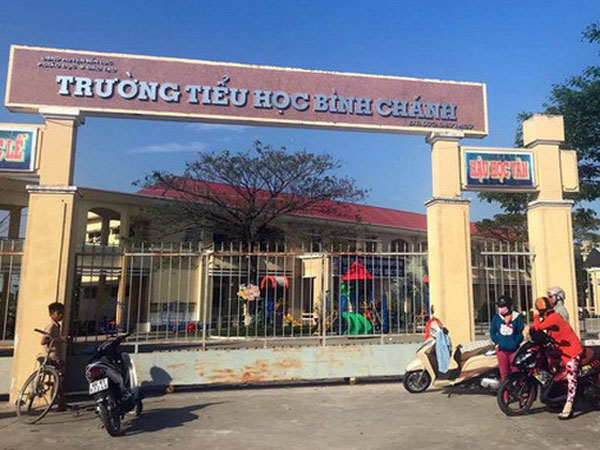 Hiệu trưởng vụ cô giáo quỳ xuống làm giáo viên