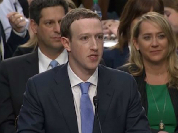 Mark Zuckerberg lúng túng khi nói về đối thủ lớn nhất của Facebook