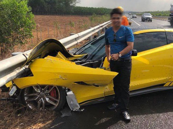 Sau tai nạn kinh hoàng, chủ xe Chevrolet Corvette chụp hình đăng Facebook: 'Chúc mọi người mua được siêu xe để đi an toàn'