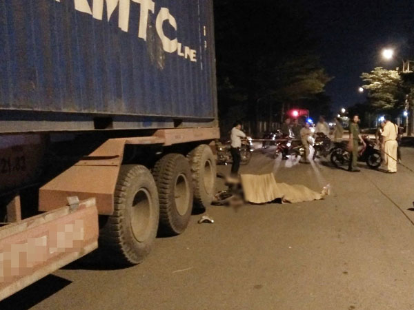 Tông vào đuôi rơ – móoc đậu bên đường, người đàn ông chết thảm