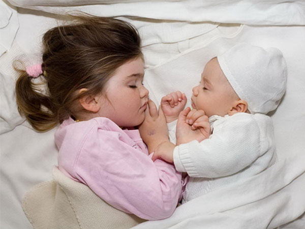 'Trên thế giới này, có một thứ tình yêu gọi là tình thân': Bài văn 'Tôi và em trai cách nhau mười tuổi' khiến hàng triệu cư dân MXH thổn thức