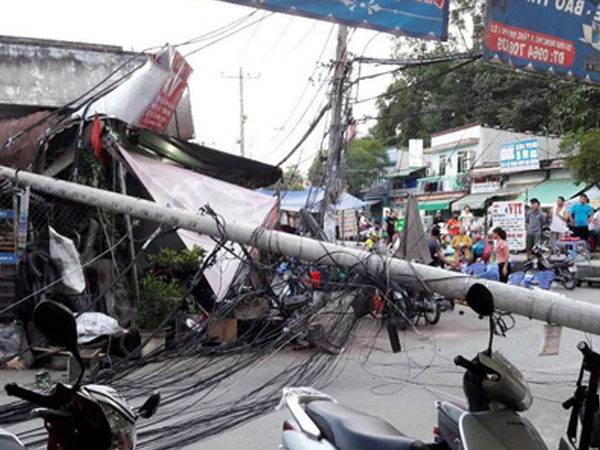 Trụ điện gãy kéo đứt đường dây, hàng chục người chạy thục mạng