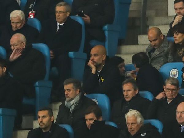 Vì sao HLV Pep Guardiola bị đuổi lên khán đài?