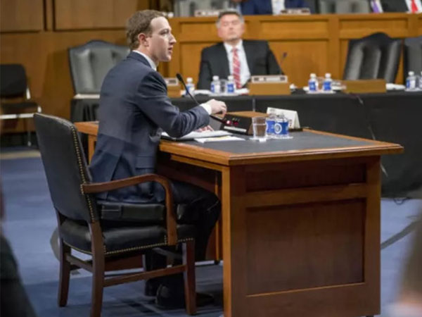 Vì sao Mark Zuckerberg mặc vest, ngồi đệm cao 10 cm khi điều trần?