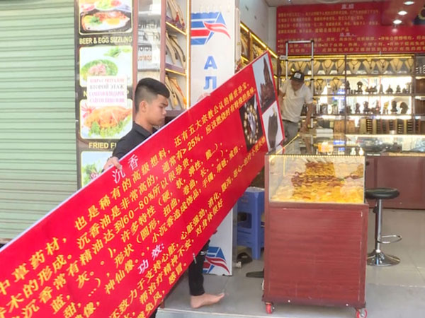 Video: Hàng loạt bảng hiệu tiếng nước ngoài ở Khánh Hòa bị tháo gỡ