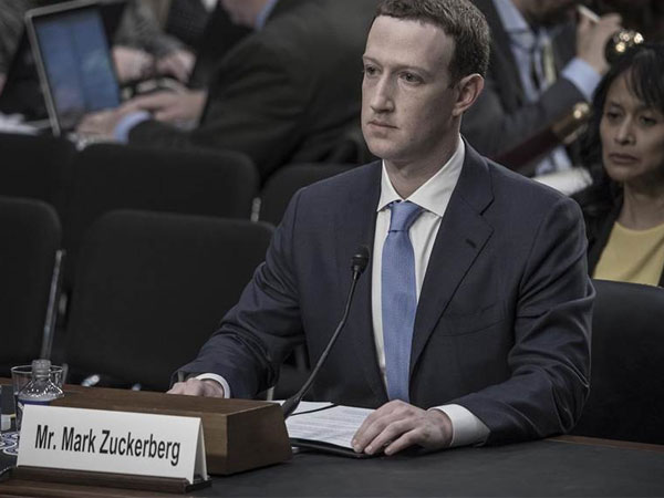 Video: Mark Zuckerberg bất ngờ bị hỏi 'Tối qua anh ở khách sạn nào?' trong buổi chất vấn về Facebook
