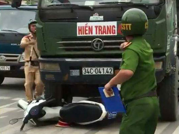 Video: Xe tải tông nát xe cảnh sát giao thông ở Hải Phòng
