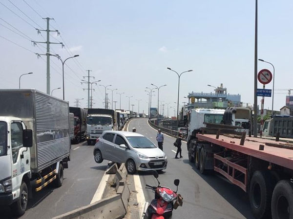 Xe đầu kéo húc ô tô con văng vào dải phân cách