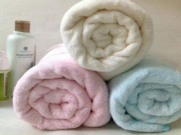 Ai cũng quen tay giặt khăn tắm thế này, bảo sao khăn nhanh thành... giẻ lau, tốn tiền hại da