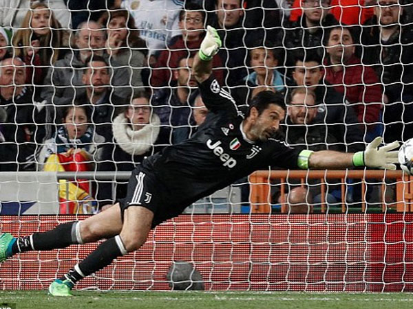 Buffon đòi ăn thua đủ với trọng tài sau khi nhận thẻ đỏ