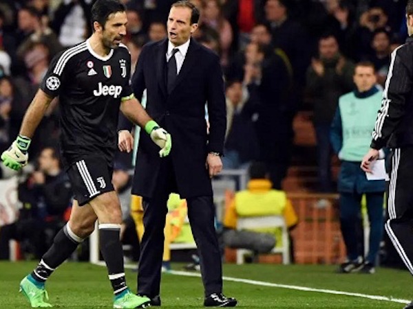 CĐV Real đứng dậy vỗ tay khi Buffon rời sân