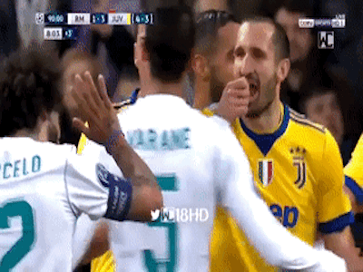 Chiellini nói với Marcelo: 'Các anh mua quả penalty này rồi'