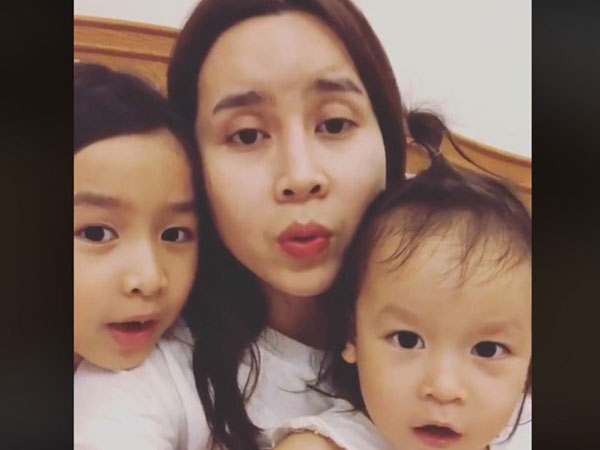 Chưa đầy 2 tuổi mà gái út nhà Lưu Hương Giang - Hồ Hoài Anh đã hát líu lo như thế này đây