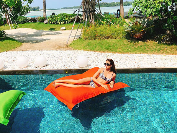 Chưa tới hè, Phạm Hương đã mặc bikini 'nóng rẫy' đốt mọi ánh nhìn