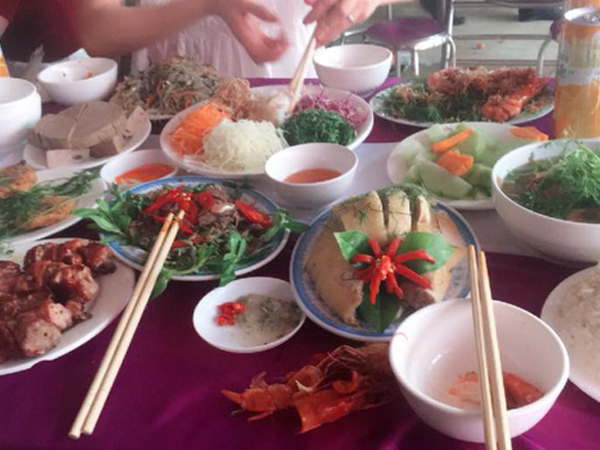 Cô nàng khoe đi ăn cưới cưới toàn đồ biển, dân mạng thi nhau chia sẻ mâm cỗ rồi đoán xem ai quê ở đâu