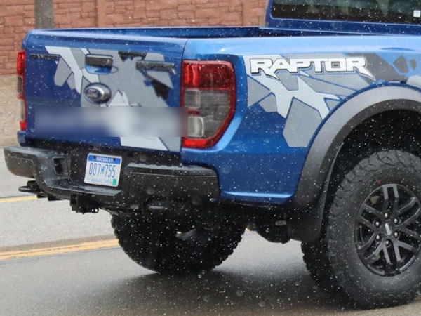 Ford Ranger Raptor 2018 ra mắt với tem thùng sau bắt mắt hơn