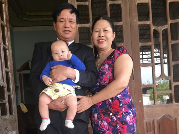 Lời ông dặn cháu trong đêm ở cữ cuối cùng nhà ngoại khiến mẹ nghẹn lòng: 'Mai về nội rồi, con đừng quên ông nhé!'