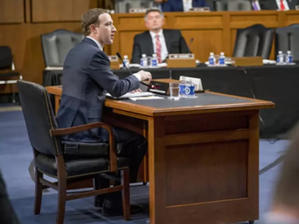 Mark Zuckerberg kê thêm đệm 10cm để ngồi