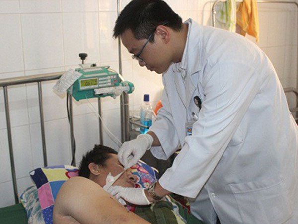Một thanh niên bị cướp cứa cổ, cắt đứt dây chuyền vàng