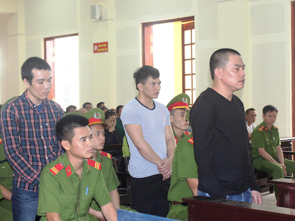 Trùm giang hồ buôn ma túy nhận án tử náo loạn ở tòa