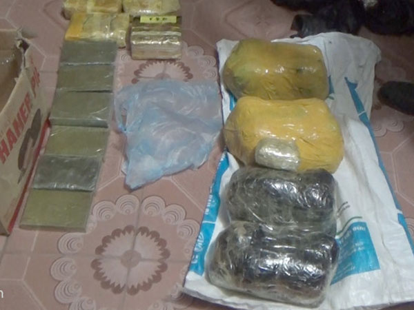 Video: Khám xét xế hộp thu 9 bánh heroin, 20.000 viện hồng phiến