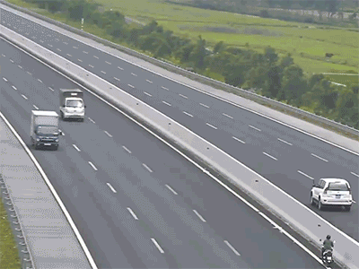 Video: Nữ tài xế chạy xe máy ngược chiều trên cao tốc Hà Nội - Hải Phòng