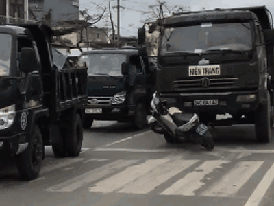 Video: Tài xế xe tải cố thủ trong buồng lái, đâm đổ xe máy của CSGT
