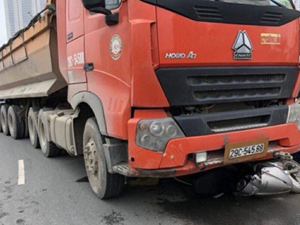 Xe tải cuốn xe máy vào gầm, kéo lê hàng trăm mét trên phố Hà Nội