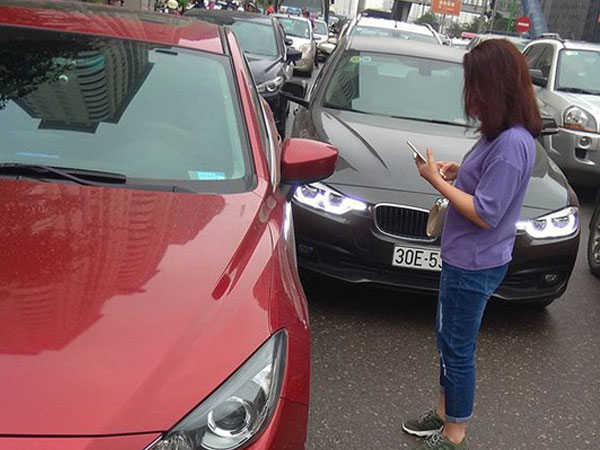 2 ô tô 'hôn' nhau giữa phố chật cứng, cách xử lý của 2 tài xế khiến bao người tán thưởng