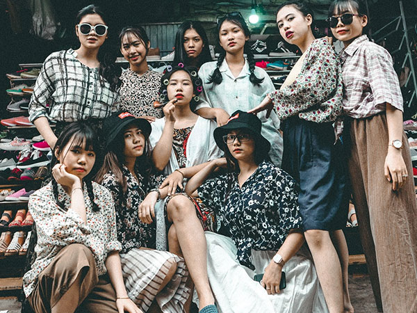 Ảnh kỷ yếu 'Bụi đời xóm chợ' tinh nghịch của học sinh Đắk Lắk