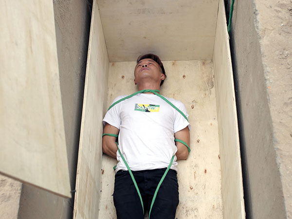 Ảo thuật gia đường phố thoát khỏi quan tài chôn dưới đất trong ít giây